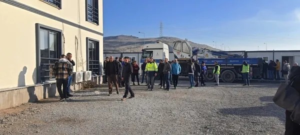 İzmir Büyükşehir Belediyesi hukuku askıya aldı! Kaymakamlık “tahliye yapılamaz” dedi, CHP’li belediye zorla girdi